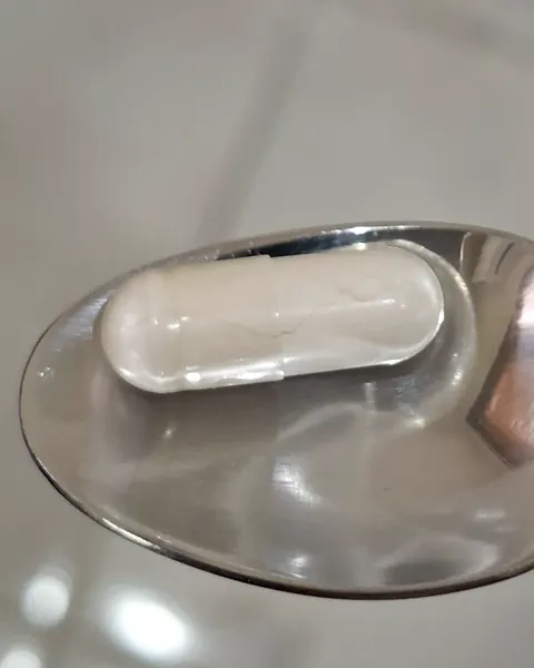Μια κάψουλα FZIN Magnesium σε κουτάλι